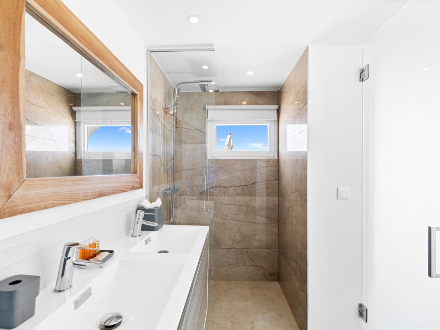 Surfsong Villa- Luxury Water Front Villa For 12 Maho Exterior foto
